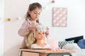 Kadernícka česacia hlava Hairdressing Head Corolle s krásne jemnými voňavými vláskami a 20 doplnkami od 3 rokov