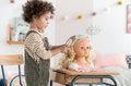 Kadernícka česacia hlava Hairdressing Head Corolle s krásne jemnými voňavými vláskami a 20 doplnkami od 3 rokov