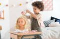 Kadernícka česacia hlava Hairdressing Head Corolle s krásne jemnými voňavými vláskami a 20 doplnkami od 3 rokov