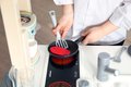 Kuchynka s elektronickými funkciami Cherry Kitchen Smoby s jedálenským pultom a spotrebičmi 25 doplnkov - 96 cm výška/49 cm pult