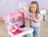 Kuchynka v kufríku Gabby Kitchen Smoby prenosná so 16 doplnkami a kartičky s receptami