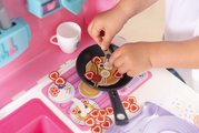 Kuchynka v kufríku Gabby Kitchen Smoby prenosná so 16 doplnkami a kartičky s receptami