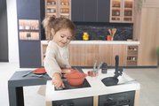 Kuchynka ostrovček s magickými cestovinami Kitchen Island 360° Smoby obojstranná s otvárateľnou rúrou a úložným priestorom 23 doplnkov