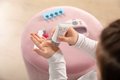 Manikúra s elektronickou UV lampou My Beauty Nail Set Smoby s pilníkom krémom a dva gél laky na nechty