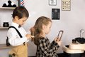 Holičstvo trojkrídlové Barber Cut&Barber Shop Smoby starostlivosť o vlasy a fúzy, umyváreň so šampónom a predajný pult s 19 doplnkami