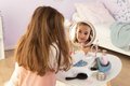 Kozmetický stolík s odnímateľným zrkadlom My Beauty Studio Smoby otvárateľné priehradky a stromčeky na zavesenie šperkov a 15 doplnkov