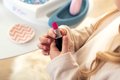 Kozmetický stolík s odnímateľným zrkadlom My Beauty Studio Smoby otvárateľné priehradky a stromčeky na zavesenie šperkov a 15 doplnkov