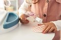 Kozmetický stolík s odnímateľným zrkadlom My Beauty Studio Smoby otvárateľné priehradky a stromčeky na zavesenie šperkov a 15 doplnkov
