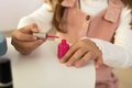 Kozmetický stolík s odnímateľným zrkadlom My Beauty Studio Smoby otvárateľné priehradky a stromčeky na zavesenie šperkov a 15 doplnkov