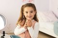 Kozmetický stolík s odnímateľným zrkadlom My Beauty Studio Smoby otvárateľné priehradky a stromčeky na zavesenie šperkov a 15 doplnkov