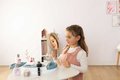 Kozmetický stolík s odnímateľným zrkadlom My Beauty Studio Smoby otvárateľné priehradky a stromčeky na zavesenie šperkov a 15 doplnkov