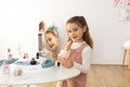 Kozmetický stolík s odnímateľným zrkadlom My Beauty Studio Smoby otvárateľné priehradky a stromčeky na zavesenie šperkov a 15 doplnkov