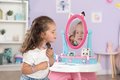 Kozmetický stolík s otáčateľným zrkadlom a stoličkou Gabby Dressing Table 2v1 Smoby s úložným priestorom pre 12 doplnkov