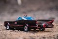 Autíčko Batman Classic Batmobile 1966 Deluxe Jada kovové s otvárateľnými dverami a 4 figúrkami dĺžka 19 cm 1:24