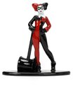 Autíčko DC Chevy Bel Air 1957 Jada kovové s otvárateľnými dverami a figúrkou Harley Quinn dĺžka 13 cm 1:32