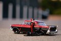Autíčko DC Chevy Bel Air 1957 Jada kovové s otvárateľnými dverami a figúrkou Harley Quinn dĺžka 13 cm 1:32
