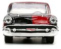 Autíčko DC Chevy Bel Air 1957 Jada kovové s otvárateľnými dverami a figúrkou Harley Quinn dĺžka 13 cm 1:32