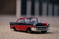 Autíčko DC Chevy Bel Air 1957 Jada kovové s otvárateľnými dverami a figúrkou Harley Quinn dĺžka 13 cm 1:32