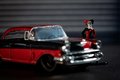 Autíčko DC Chevy Bel Air 1957 Jada kovové s otvárateľnými dverami a figúrkou Harley Quinn dĺžka 13 cm 1:32