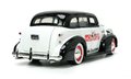 Autíčko Monopoly Chevy Master 1939 Jada kovové s otvárateľnými časťami a figúrkou Uncle Pennybags dĺžka 20 cm 1:24
