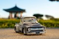 Autíčko Street Fighter Ford Pickup 1956 Jada kovové s otvárateľnými časťami a figúrkou Guile dĺžka 20 cm 1:24