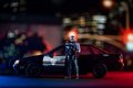 Autíčko RoboCop Ford Taurus 1986 Jada kovové s otvárateľnými časťami a figúrkou Robocop dĺžka 20 cm 1:24