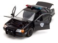 Autíčko RoboCop Ford Taurus 1986 Jada kovové s otvárateľnými časťami a figúrkou Robocop dĺžka 20 cm 1:24