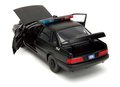 Autíčko RoboCop Ford Taurus 1986 Jada kovové s otvárateľnými časťami a figúrkou Robocop dĺžka 20 cm 1:24
