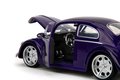 Autíčko Volkswagen Beetle Hollywood Rides Jada kovové s otvárateľnými dverami a figúrkou Wednesday 1:24