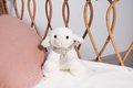 Plyšová ovečka so šatkou The Little Companions Histoire d’ Ours v darčekovom balení biela 14 cm od 0 mes