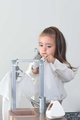 Práčovňa s práčkou a elektronický vysávač Rowenta Wash&Clean Laundry Smoby so zvukom a žehličkou 17 doplnkov