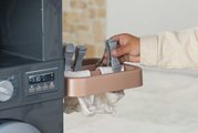 Práčovňa s práčkou a elektronický vysávač Rowenta Wash&Clean Laundry Smoby so zvukom a žehličkou 17 doplnkov