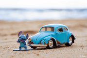 Autíčko VW Beetle 1959 s figúrkou Lilo & Stitch Jada kovové dĺžka 12,7 cm 1:32 od 8 rokov