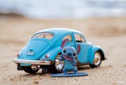 Autíčko VW Beetle 1959 s figúrkou Lilo & Stitch Jada kovové dĺžka 12,7 cm 1:32 od 8 rokov