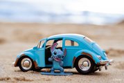 Autíčko VW Beetle 1959 s figúrkou Lilo & Stitch Jada kovové dĺžka 12,7 cm 1:32 od 8 rokov