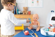 Lekársky kufrík s mechanickým teplomerom Medical Case Smoby so stetoskopom a okuliarmi 10 doplnkov