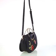 Dámska koženková taška cez rameno s kvetinovými nášivkami Kbas čierna 346809N