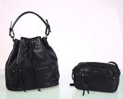 Elegantná dámska kabelka eko koža Kbas s metalickým odleskom čierna