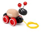 Drevené autíčko na ťahanie Mravec Pull Along BRIO s otáčajúcim sa vajíčkom pre najmenších od 12 mes