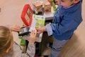 Obchod s vozíkom Supermarket Smoby červený s elektronickou pokladňou a skenerom váhou a 42 doplnkov