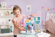 Hravá kuchárka na výrobu zmrzliny s vaflovačom Gabby Ice Cream Factory Smoby s kornútkami a zmrzlinovým pohárom 20 doplnkov