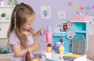 Hravá kuchárka na výrobu zmrzliny s vaflovačom Gabby Ice Cream Factory Smoby s kornútkami a zmrzlinovým pohárom 20 doplnkov