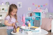 Hravá kuchárka na výrobu zmrzliny s vaflovačom Gabby Ice Cream Factory Smoby s kornútkami a zmrzlinovým pohárom 20 doplnkov