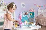 Hravá kuchárka na výrobu zmrzliny s vaflovačom Gabby Ice Cream Factory Smoby s kornútkami a zmrzlinovým pohárom 20 doplnkov