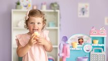 Hravá kuchárka na výrobu zmrzliny s vaflovačom Gabby Ice Cream Factory Smoby s kornútkami a zmrzlinovým pohárom 20 doplnkov