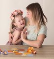 Náhradný materiál na výrobu kvetinových šperkov Crea Flower Jewelry Refill Smoby s bižutériou a kvetinovými lupienkami 98 doplnkov