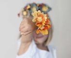 Náhradný materiál na výrobu kvetinových šperkov Crea Flower Jewelry Refill Smoby s bižutériou a kvetinovými lupienkami 98 doplnkov
