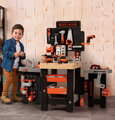 Pracovný stôl trojkrídlový na kolieskach Black&Decker Mega Center Smoby strojárstvo inštalatérstvo maľovanie a tesárstvo 100 doplnkov 103 cm výška
