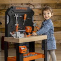 Pracovná dielňa so zverákom Black&Decker Bricolo Workbench Smoby 78 doplnkov s náradím a montážnymi dielikmi