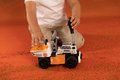 Stavebnica vesmírne autíčko 3v1 Space Rover Discovery Set Smoby 50 dielikov so skrutkovačom a figúrka astronauta s pohyblivými končatinami